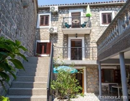 Studio apartments Jela, 5 min from the beach, private accommodation in city Bečići, Montenegro - Studio apartments Jela